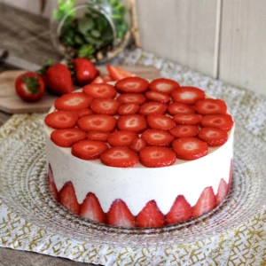 Incontournable des anniversaires et autres célébrations, dégustez ce fraisier à la fois gourmand et léger : un biscuit moelleux, une mousse à la vanille de l’île de La Réunion, le tout généreusement garni de délicieuses fraises fraiches.