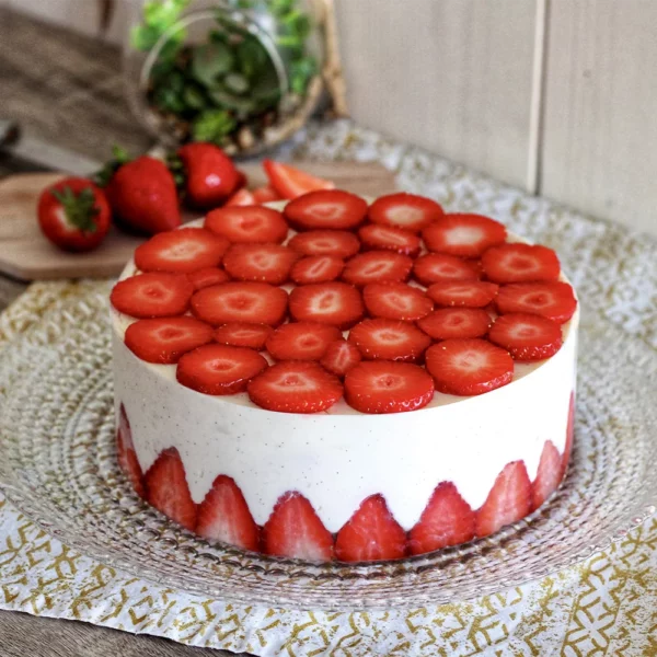 Incontournable des anniversaires et autres célébrations, dégustez ce fraisier à la fois gourmand et léger : un biscuit moelleux, une mousse à la vanille de l’île de La Réunion, le tout généreusement garni de délicieuses fraises fraiches.