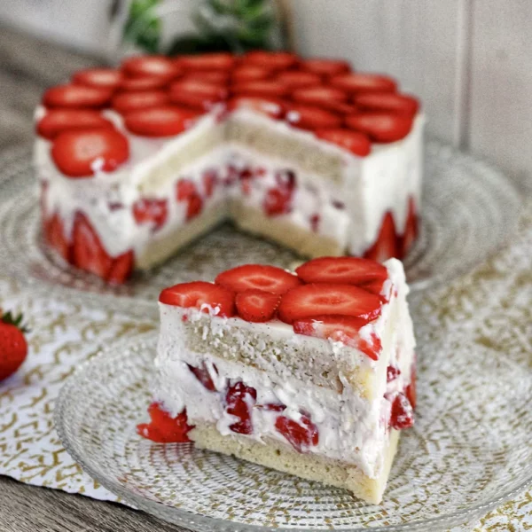 Incontournable des anniversaires et autres célébrations, dégustez ce fraisier à la fois gourmand et léger : un biscuit moelleux, une mousse à la vanille de l’île de La Réunion, le tout généreusement garni de délicieuses fraises fraîches.