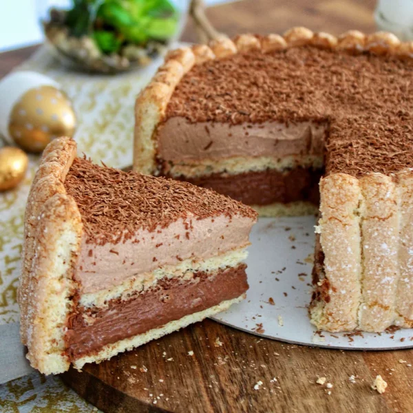 Cette charlotte est un vrai nuage en bouche. Les mousses au chocolat sont très légères, le biscuit bien moelleux et le tout est hyper gourmand : coup de cœur assuré !