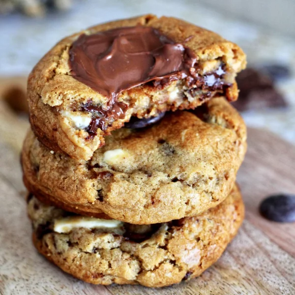 Vous adorez les cookies moelleux, limite fondants au centre et bien croustillants sur les bords ? Découvrez les cookies chewy et leur texture qui vous fera fondre de plaisir !