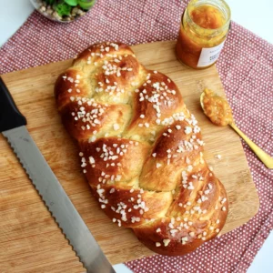 Retrouvez l’odeur et le bon goût du beurre dans une brioche tressée à la mie moelleuse et filante à souhait : voici le meilleur petit-déjeuner pour replonger en enfance !