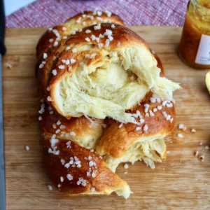Retrouvez l’odeur et le bon goût du beurre dans une brioche tressée à la mie moelleuse et filante à souhait : voici le meilleur petit-déjeuner pour replonger en enfance !