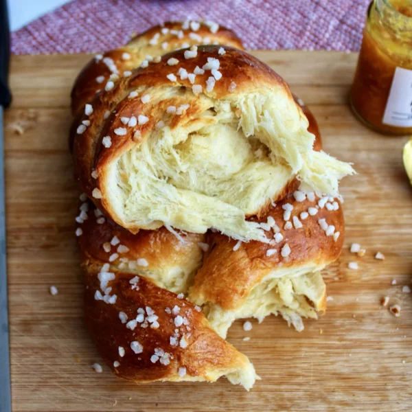 Retrouvez l’odeur et le bon goût du beurre dans une brioche tressée à la mie moelleuse et filante à souhait : voici le meilleur petit-déjeuner pour replonger en enfance !