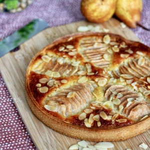 La tarte Bourdaloue est une pâtisserie qui mêle le croquant de la pâte sablée, le moelleux et la gourmandise de la crème d’amande, sans oublier le fondant des poires !